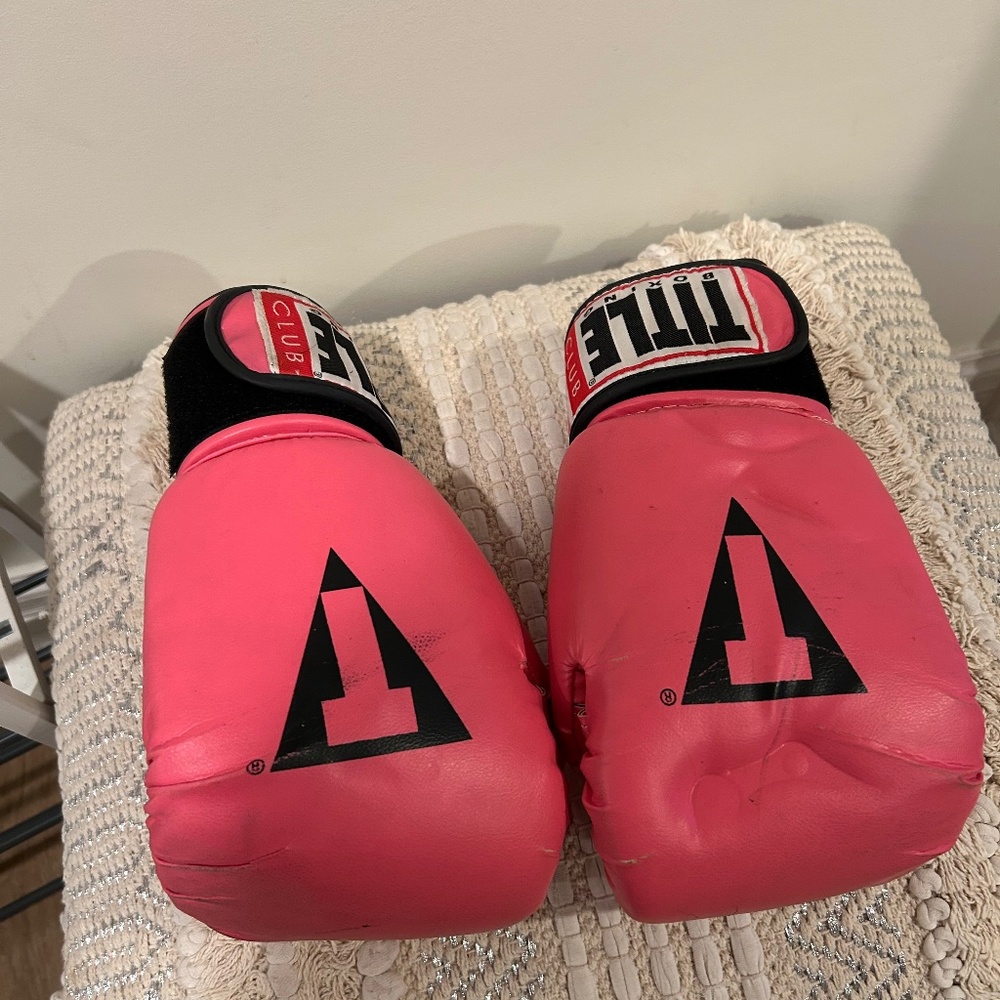 Title pink boxing gloves - size M
